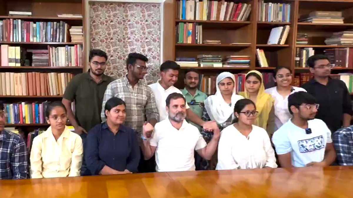 राहुल गांधी ने नीट में शामिल छात्रों से की मुलाकात, दोबारा परीक्षा कराने की मांग